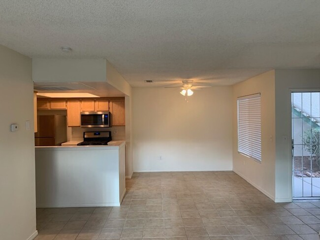 Foto del edificio - GREAT 2 BEDROOM 2 BATH LOCATED NEAR SUMMERLIN