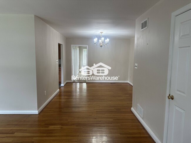 Building Photo - 223 Deep Dale Dr