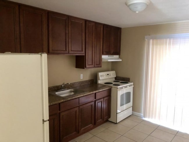 Building Photo - 3208 SW 26th. Ter, Unit B