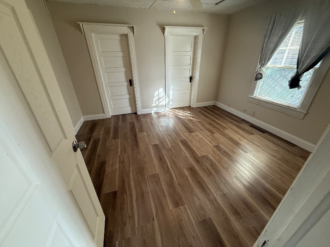 Building Photo - 321 W Maple St