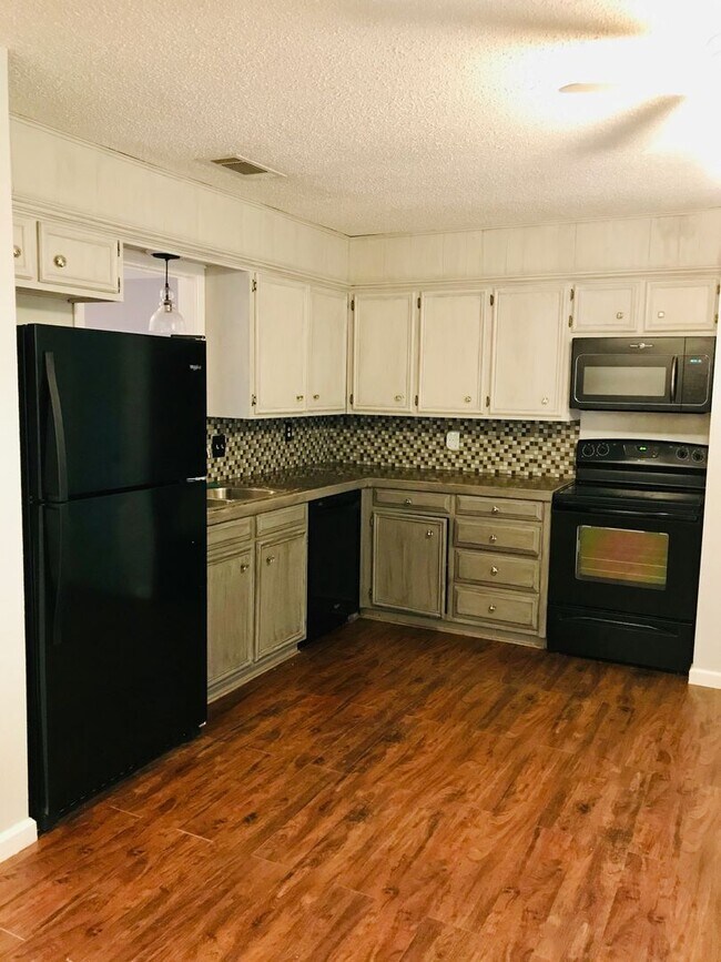 Foto del edificio - Available February 2026! Cozy and comfortable 3/2/2 brick home updated and in a quiet neighborhood.