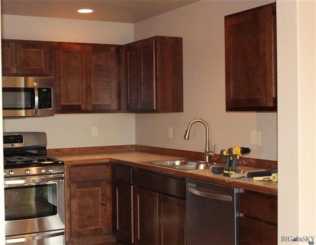 Building Photo - 3 Bed 2.5 Bath in Belgrade with attached double garage