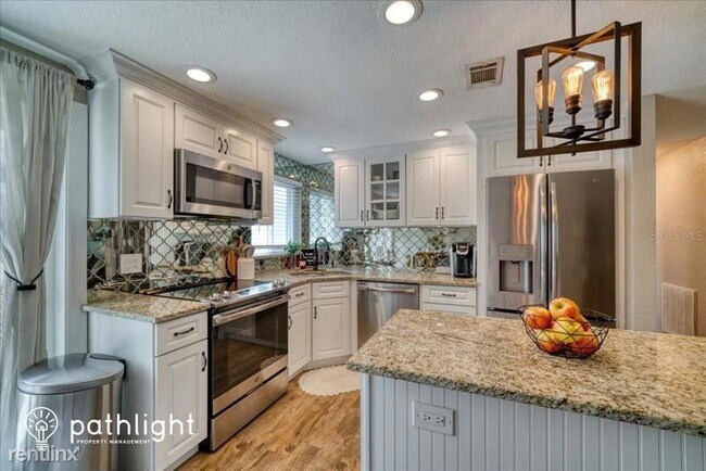 Foto del edificio - 3 br, 1 bath House - 245 56Th Street N UNIT