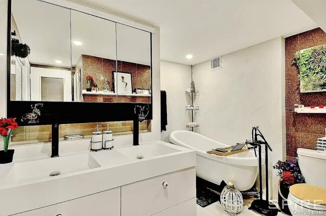 Building Photo - 130 Barrow St