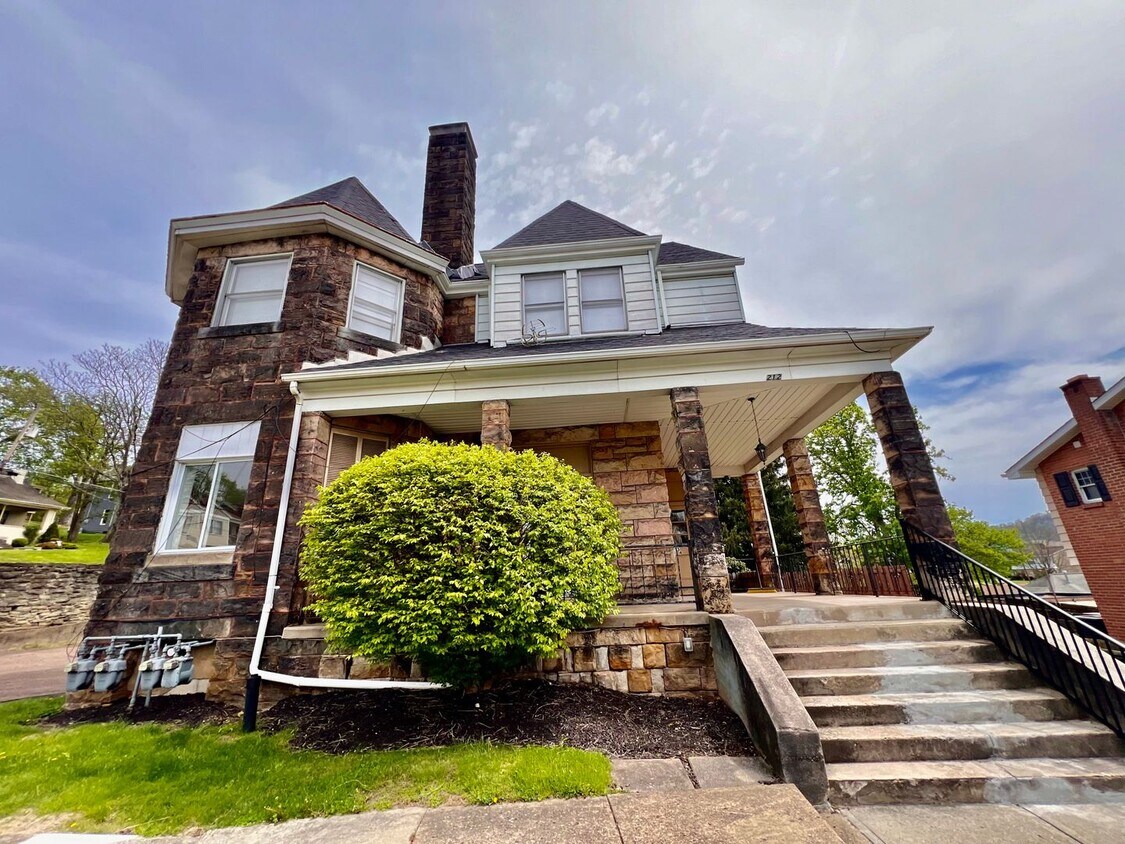 Primary Photo - 212 North Highland Avenue