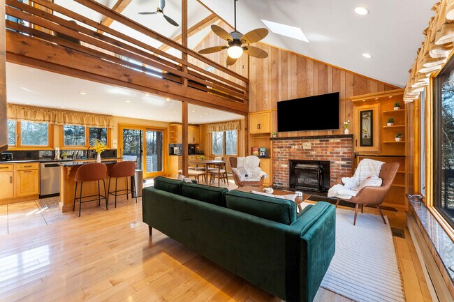 Building Photo - 320 Midland Ct