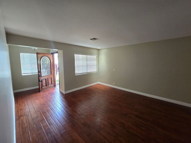 Building Photo - This beautifully updated 3-Bedroom, 2-Bath...