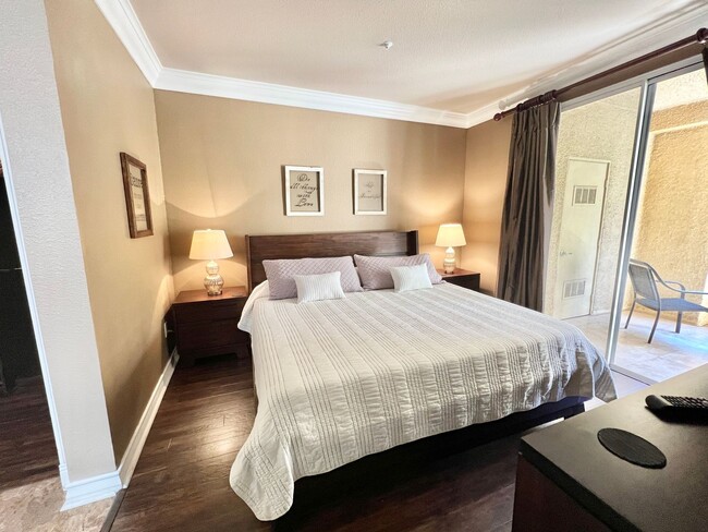 Building Photo - $1000 Off 1st Months Rent! Luxurious 2 Bed/2 Bath Condo: Minutes from the Las Vegas Strip! All Ut...