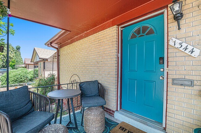 Foto del edificio - Updated 2 Bed | 1.5 Bath Upper Duplex Near...