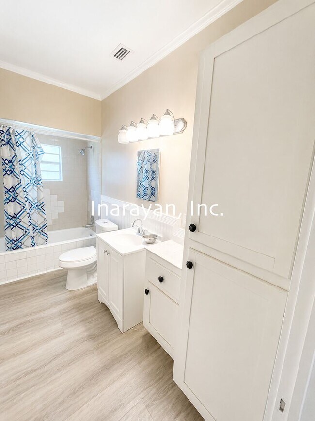 Building Photo - Newly remodeled 2/1 home- AVAILABLE