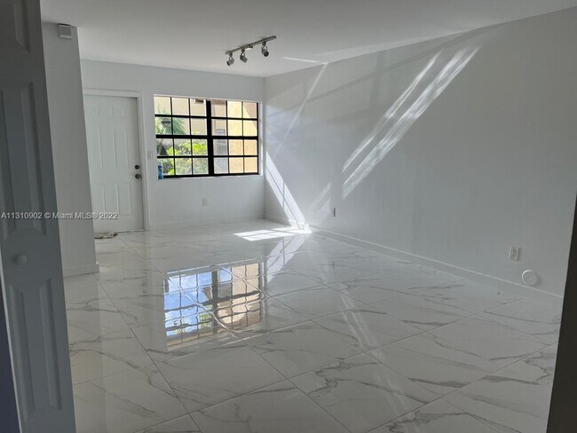 Building Photo - 1125 NE 210th Terrace