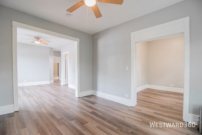 Foto del edificio - 5824 N Ridge-3