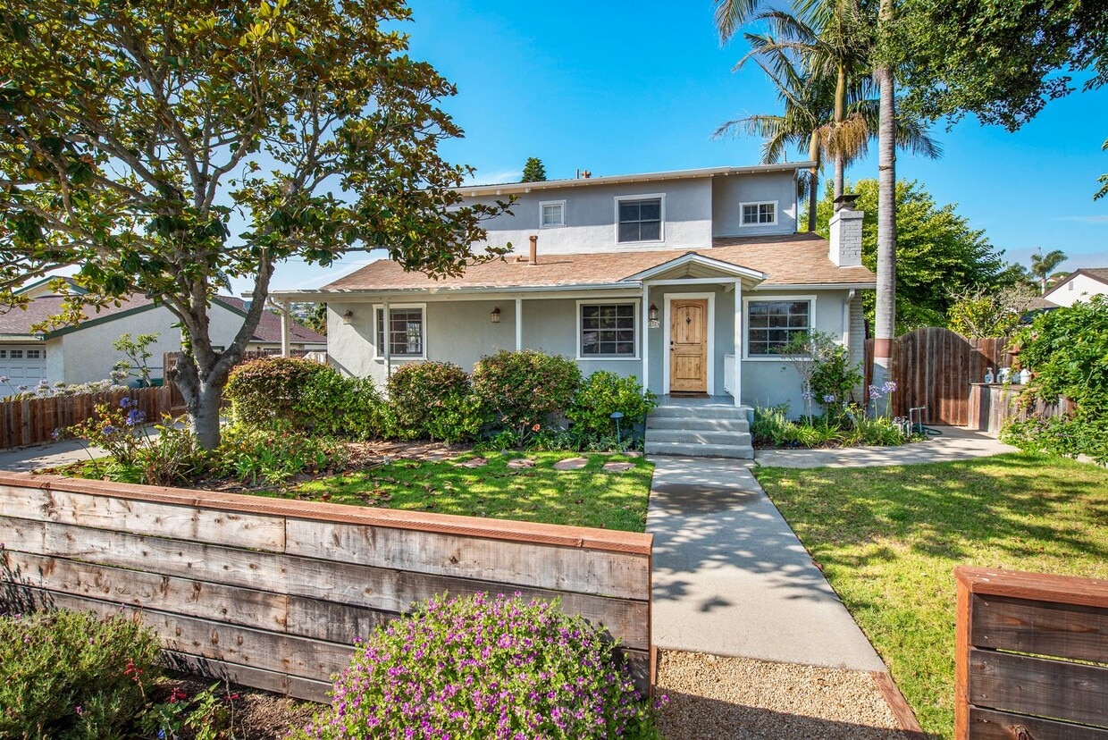 Primary Photo - Charming Mesa Farmhouse with Modern Upgrad...