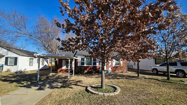 Foto del edificio - 3 Bed, 2 Bath Updated- Deck/Beautiful Backyard