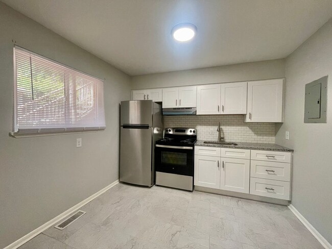 Building Photo - Newly renovated 2 bedroom apartment - Grea...
