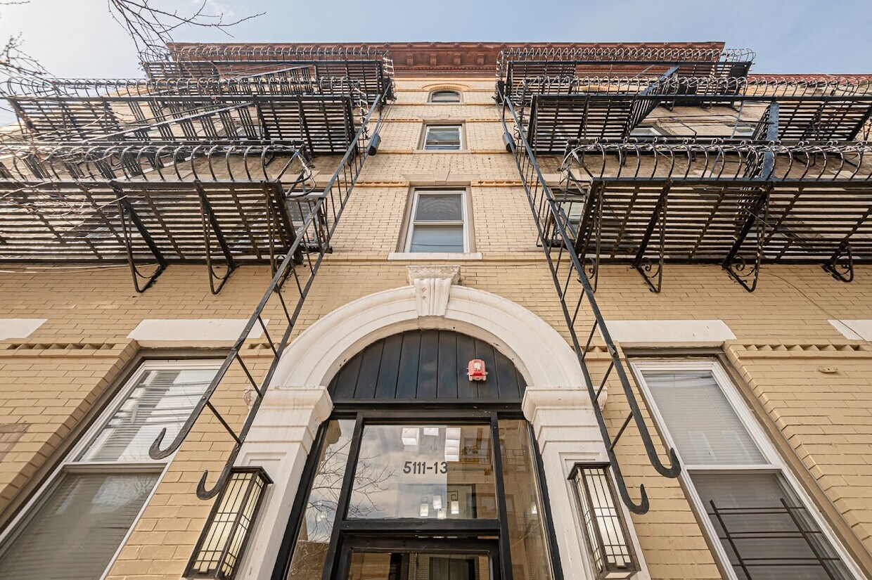 Primary Photo - 5111 Palisade Ave
