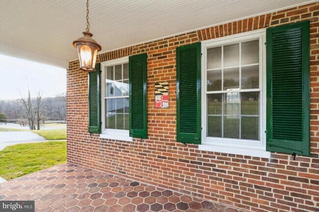 Foto del edificio - 15615 Falls Rd