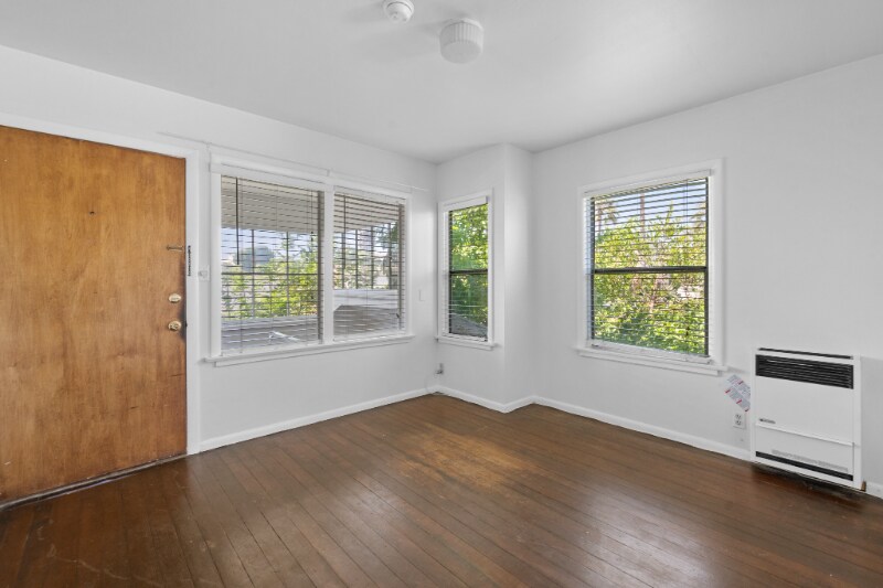 Primary Photo - 220 Rose Ave