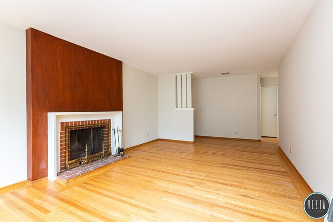 Building Photo - SPACIOUS MID-CENTURY 3BR HOME NEAR PORTOLA...