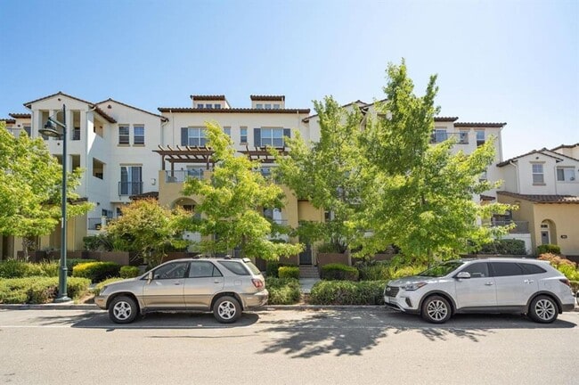 Foto del edificio - Gorgeous 2 Bed 2 Bath Dublin Townhome with Amenities! Centrally Located!