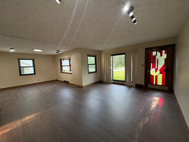 Building Photo - 3 Bedroom 1-bathroom