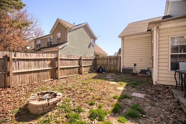 Foto del edificio - Call Sabrina Thomas at 757-767-0767 for more information