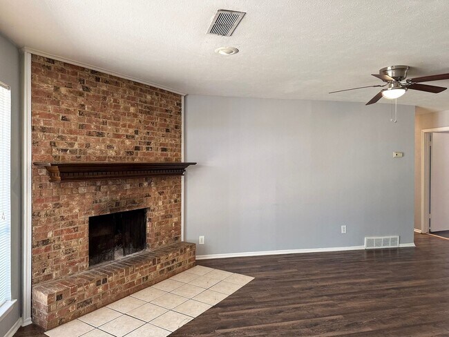 Building Photo - 3 Bedroom / 2 Bath / 2 Car Garage in Quiet...