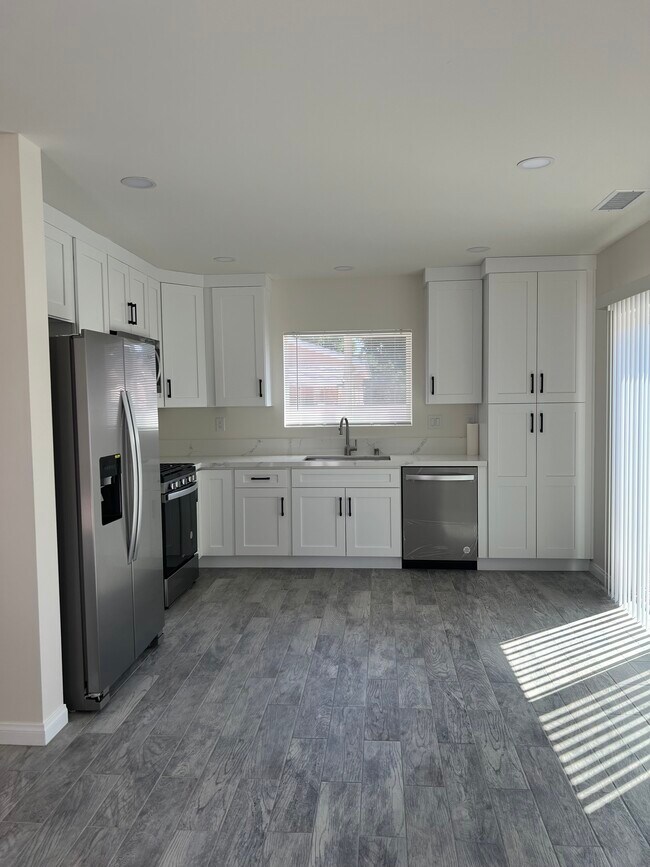 Kitchen - 9842 Etiwanda Ave