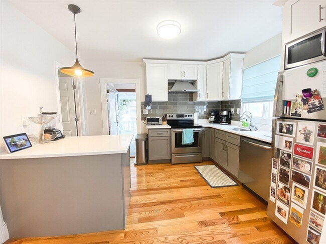 Building Photo - 65 Thorndike St