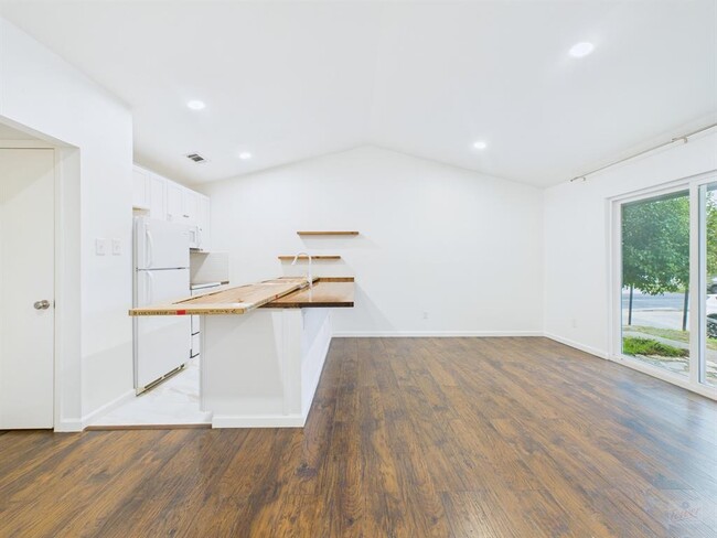 Foto del edificio - 1303 Hollow Creek Dr