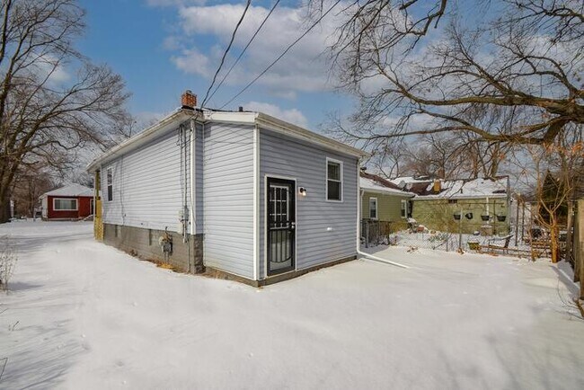 Building Photo - 437 Hovey St