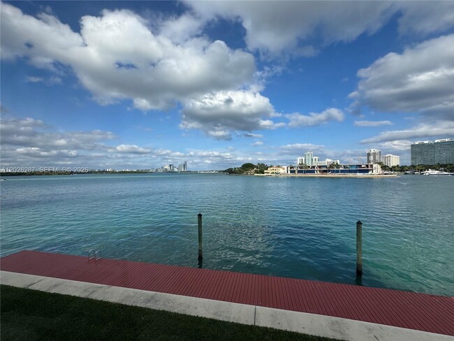 Foto del edificio - 10281 E Bay Harbor Dr