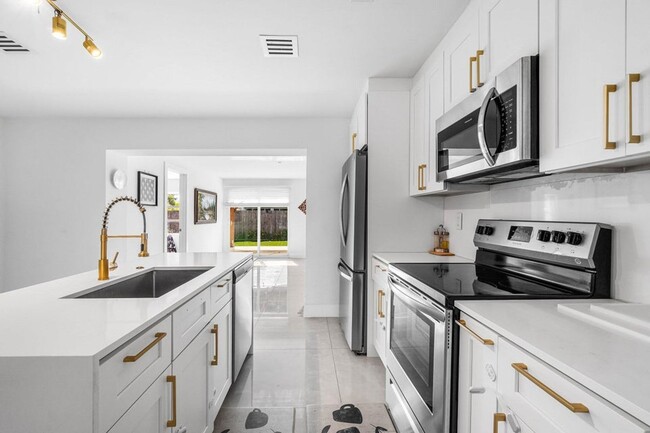 Photo - 403 S 13th Ct House