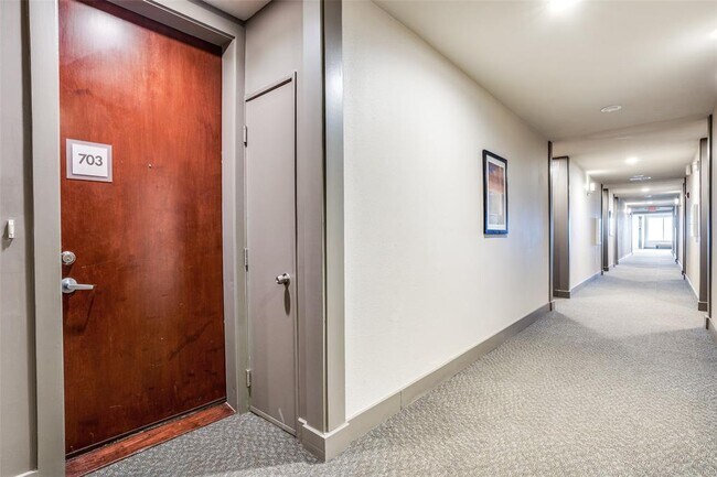 Foto del edificio - 5055 Addison Cir