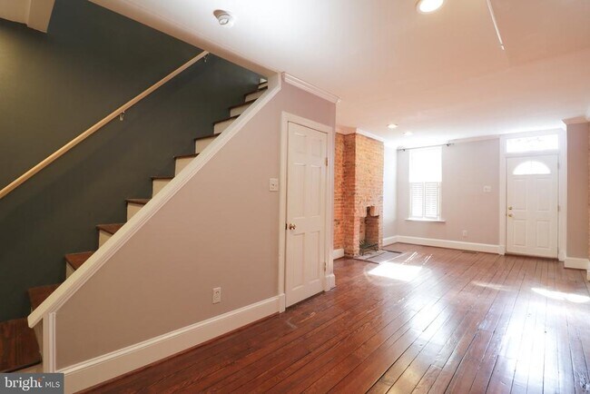 Building Photo - 404 Sanders St