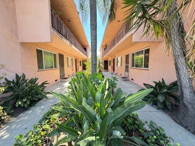 Foto del edificio - 1742 S Robertson Blvd