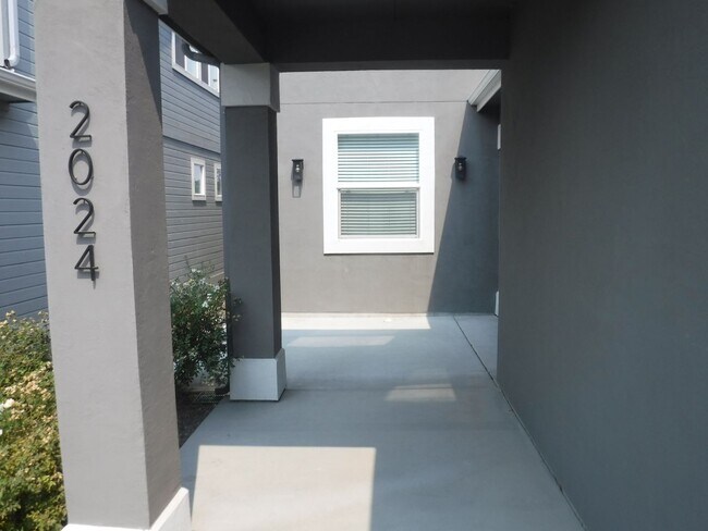 Foto del edificio - Spectacular newer 3 bed 2.5 bath custom ho...