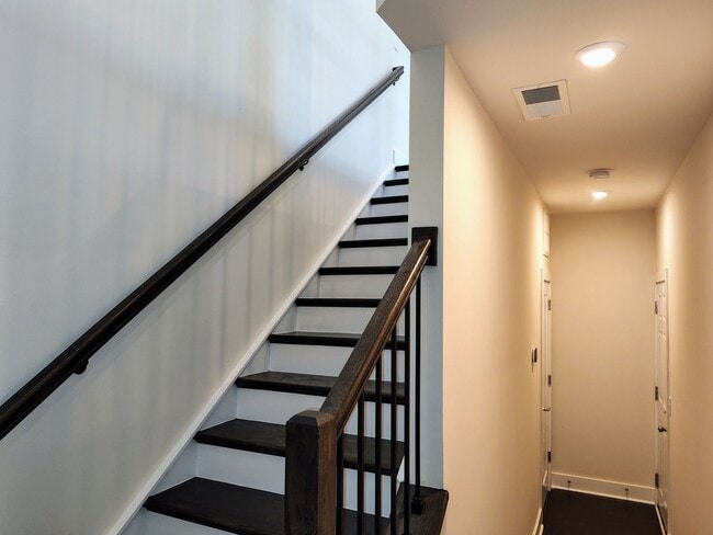 Foto del edificio - Modern End-Unit Townhome located in the Ce...