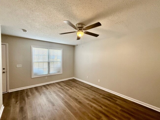 Building Photo - Two bedroom, 1.5 townhouse in Graham (Park...