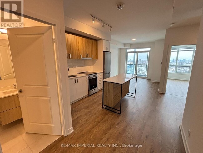 Photo du bâtiment - 30 Upper Mall Wy