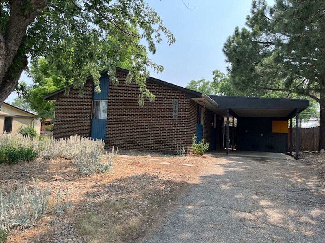 Primary Photo - Welcoming 3 Bed/1.5 Bath Table Mesa Ranch ...