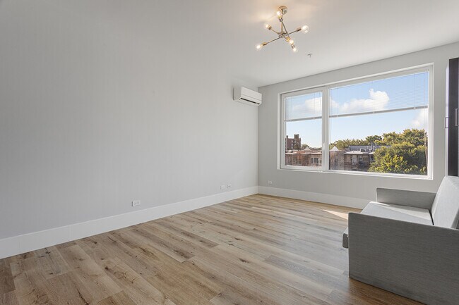 Building Photo - 1531 W Howard St