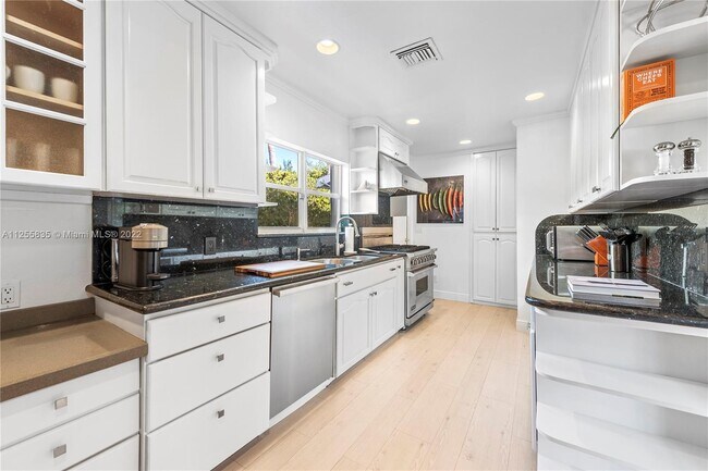 Foto del edificio - 5371 N Bay Rd