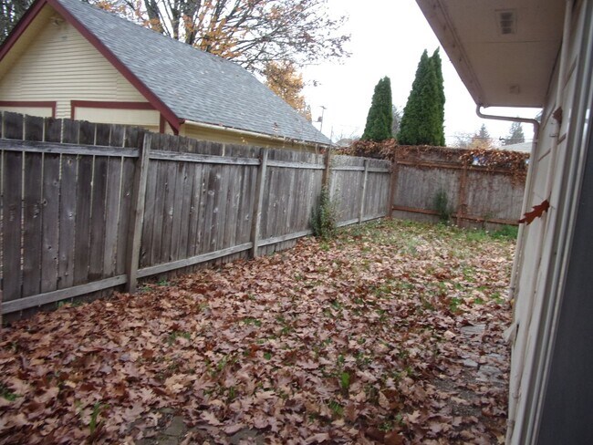 Foto del edificio - 1595-1595 NW Tyler Ave