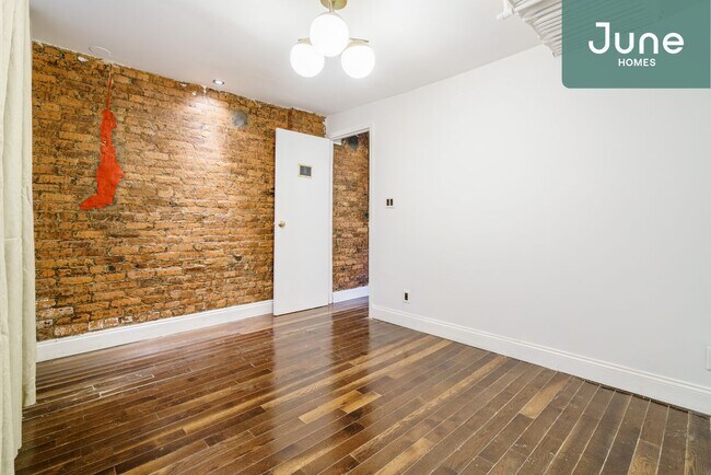 Foto del edificio - Full room in 5-bed/1.5-bath Home
