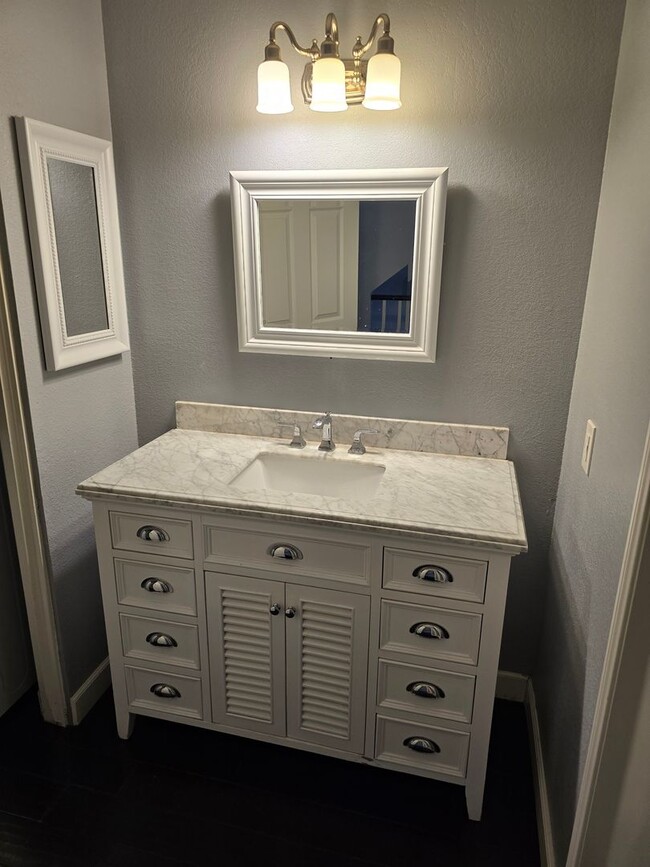 Building Photo - Three bedroom, three bathroom townhouse wi...