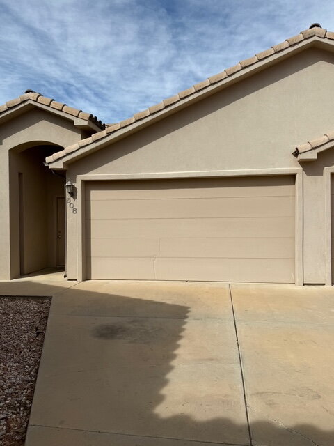 Foto principal - Well-maintained 3 bed/2 bath condo near Sk...