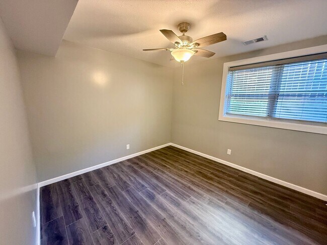 Foto del edificio - Pre Leasing 26-27 School Term! Newly Renovated 1 Bed / 1 Bath in Central MHK!