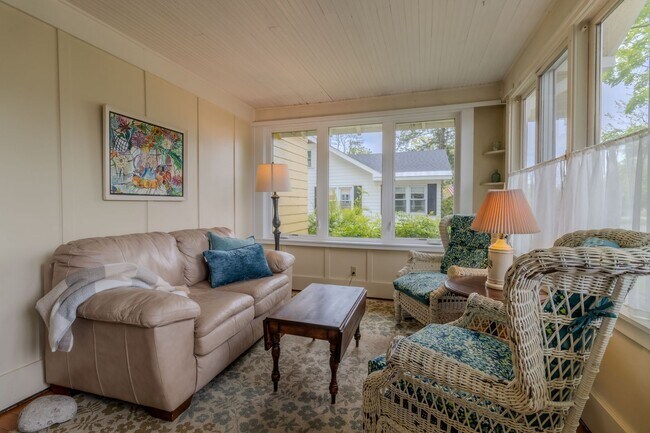 Foto del edificio - Fully-Furnished Retreat in the Heart of Su...