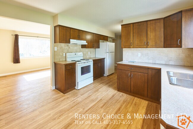Building Photo - Pet Friendly Half Duplex with Fenced Yard